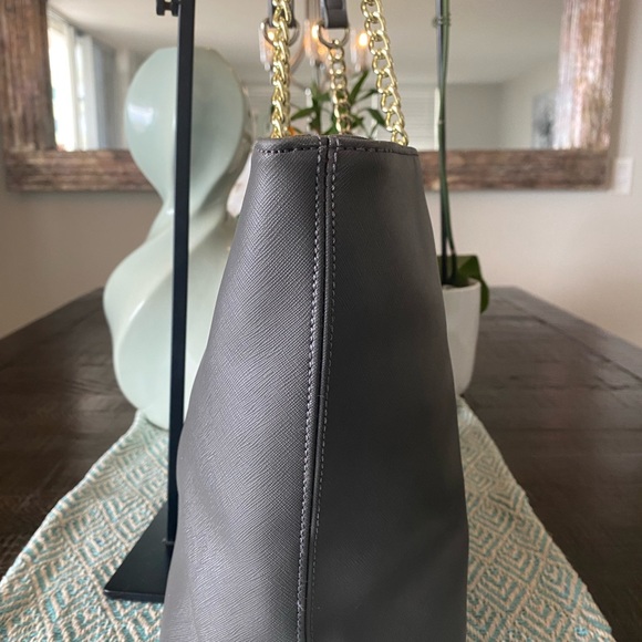 Kenneth Cole Reaction Tote (Gray) w/Gold Hardware. - Picture 5 of 12
